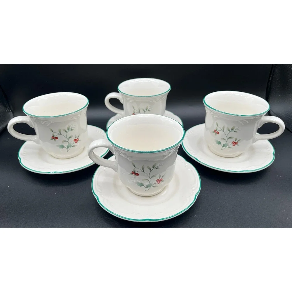 Pfaltzgraff Winterberry Coffee Cup Saucer Set of 4 Holly Berries Stoneware USA